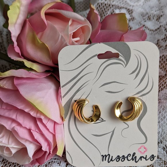 Vintage Monet Gold-tone half swirl stud pierced earrings - Picture 1 of 7